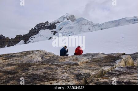 Trekkers Al Ghiacciaio Del Ritacuba, Al Parco Nazionale Di El Cocuy, Boyaca, Colombia Foto Stock