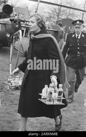 Treno dirottamento a Beilen (terzo giorno); infermiere con bottiglia di plasma sanguigno a Beilen Data: 4 Dicembre 1975 Località: Beilen Parole Chiave: Treno dirottamento, infermieri Foto Stock