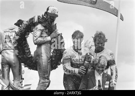 TT Assen 1984 TT van Assen, gara sidecar. Premi della classe sidecar, con i vincitori Rolf Biland e Kurt Waltisperg, fiancheggiati da Bernard Schnieders ed Egbert Streuer (2nd Place). Data: 30 giugno 1984 luogo: Asse Parole Chiave: Moto piloti, moto, gare moto, sport motoristici, nome della persona: Biland, Rolf, Schnieder, Egbert, Streuer, Egbert, Waltisperg, Kurt Nome istituzione: TT Foto Stock