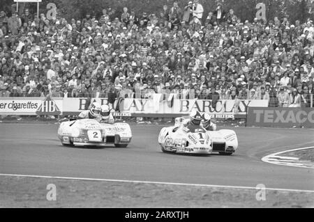 TT Assen 1984 TT van Assen, Sidespanrace. A Sinistra Egbert Streuer/ Bernard Schnieders (Nr 2) e destra Rolf Biland/Kurt Waltisperg Data: 30 giugno 1984 luogo: Asse Parole Chiave: Moto piloti, moto, sport motoristici, sport Nome personale: Biland, Rolf, Schnieder, Egbert, Egbert, Egbert, Waltisperg, Kurt Institution nome: TT Foto Stock