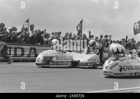 TT Assen 1984 TT van Assen, Sidespanrace. A Sinistra Egbert Streuer/ Bernard Schnieders (Nr 2) e destra Rolf Biland/Kurt Waltisperg (nr. 1) Data: 30 giugno 1984 luogo: Asse Parole Chiave: Moto, moto, sport motoristici, gare Nome personale: Biland, Rolf, Schnieder, Egbert, Egbert, Waltisperg, Kurt Foto Stock