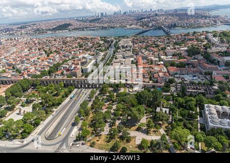 Istanbul Vista dall'elicottero (foto aerea). Bozdoğan Acquedotto - Valens Acquedotto / Fatih Istanbul, Turchia. Foto Stock
