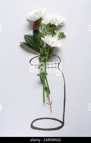 Composizione creativa con fiori d'autunno su sfondo bianco Foto Stock