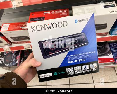 Dortmund, Germania - 25 marzo 2019: Pacchetto mano-cliente MAN di nuova autoradio prodotta da Kenwood Modern KDC-BT-520U con amplificatore, collegamento usb ipod e radio digitale DAB e bluetooth app remota Foto Stock