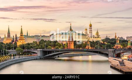 Cremlino Di Mosca Sul Fiume Moskva, Russia. Panorama della vecchia Mosca in serata estiva. Vista panoramica e calda dell'antico Cremlino di Mosca al tramonto. Bellissima Foto Stock