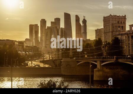 Vista soleggiata di Mosca con grattacieli di Mosca-Città, Russia. Panorama di edifici alti e moderni e del vecchio ponte Borodinsky nel centro di Mosca in summ Foto Stock