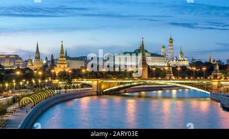 Cremlino di Mosca e ponte sul fiume Moskva di notte, Russia. Panorama del famoso centro di Mosca in serata estiva. L'antico Cremlino è una cima della città Foto Stock