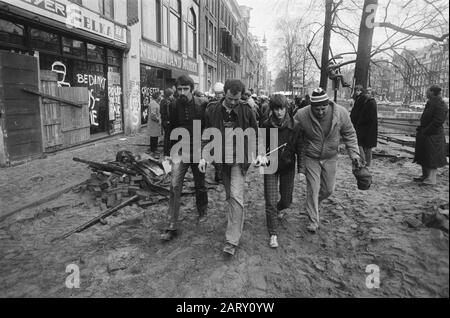Emissione di uno squat al Prinsengracht 715 di Amsterdam Due ufficiali in cittadino del team di arresto con due arresti a metà Data: 9 febbraio 1981 luogo: Amsterdam, Noord-Holland, Prinsengracht Parole Chiave: Attivisti, arresti, dimostrazioni, edifici, squadre, sfratti, polizia, barriere Foto Stock