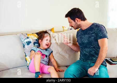 padre minacciando sua figlia Foto Stock