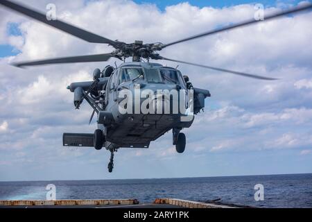 200124-N-GR168-1320 MAR ROSSO (GEN. 24, 2020) Un elicottero MH-60S Sea Hawk, assegnato al Dragon Whales of Helicopter Sea Combat Squadron (HSC) 28, atterra sul ponte di volo della nave portuale di trasporto anfibio USS New York (LPD 21) durante le operazioni di volo. New York, una parte del Gruppo Bataan Amphibious Ready, E con imbarcato 26th Marine Expeditionary Unit (MEU), è dispiegato nella zona di flotta 5th degli Stati Uniti di operazioni a sostegno di operazioni navali per garantire la stabilità e la sicurezza marittima nella regione centrale, che collega il Mediterraneo e il Pacifico attraverso l'Oceano Indiano occidentale AN Foto Stock