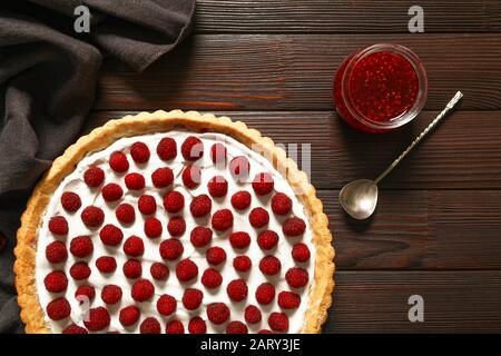 Torta di bacca saporita con marmellata su sfondo di legno Foto Stock