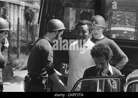 Seconda giornata situazione ostaggi scuola Bovensmilde; ricerca di un South Moluccker Data: 24 maggio 1977 luogo: Alto mite Parole Chiave: Ricerche, ostaggi, scuole Nome personale: South Moluccans Foto Stock