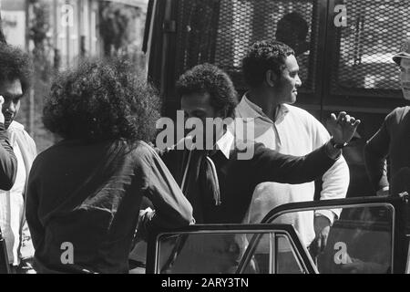Secondo giorno ostaggi situazione scuola Bovensmilde; ricerca di un South Moluccker Data: 24 maggio 1977 luogo: Bovensmilde Parole Chiave: Ricerche, ostaggi, scuole Foto Stock
