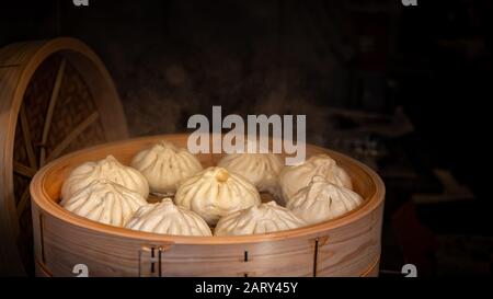 Gnocchi asiatici, chiamati dim sum, che cucinano in un vaporiere di legno nella Chinatown giapponese di Yokohama vicino a Tokyo. Foto Stock