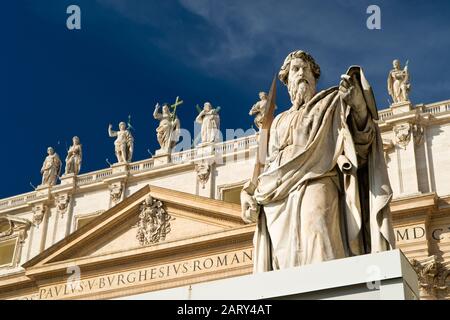 Statua apostolo Paolo di fronte alla Basilica di San Pietro, Vaticano, Roma Foto Stock