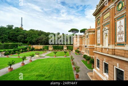 Museo Vaticano e giardino in estate. Questo è il museo più antico d'Italia. Roma, Città del Vaticano. Foto Stock