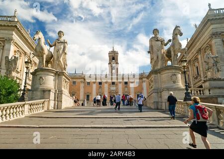 Roma - 3 OTTOBRE 2012: I turisti salgono le scale per Capitoline il 3 ottobre 2012 a Roma. Capitol Hill - una delle colline dell'antica Roma, wh Foto Stock