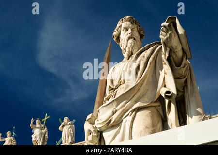 Statua dell'apostolo Paolo di fronte alla Basilica di San Pietro, Vaticano, Roma, Italia Foto Stock