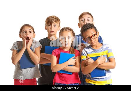 Sorprendo i bambini piccoli con i libri sullo sfondo bianco Foto Stock