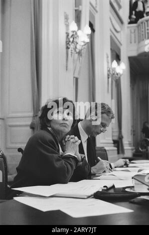 Seconda Sezione, nota di discussione politica dei rifugiati; Segretario di Stato Korte van Hemel e Ministro Van der Broek durante la discussione Data: 9 aprile 1987 Parole Chiave: Politica Nome personale: Broek, Hans van der Foto Stock