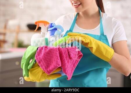 Janitor femminile con accessori per la pulizia in cucina, primo piano Foto Stock