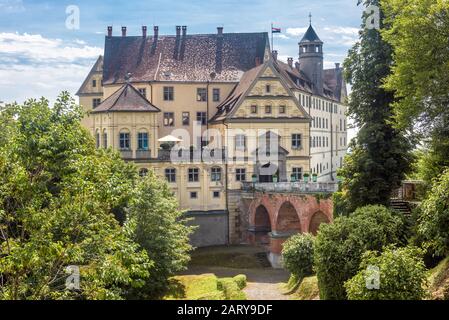 Castello di Heiligenberg a Linzgau, Germania. Questo castello rinascimentale è un punto di riferimento di Baden-Wurttemberg. Vista frontale del vecchio castello in giardino. Scenario di Foto Stock