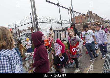 I bambini delle scuole elementari sul marciapiede fuori dalla scuola nel quartiere multietnico e multiculturale di Kensington a Brooklyn New York. Foto Stock