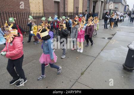 I bambini delle scuole elementari sul marciapiede fuori dalla scuola nel quartiere multietnico e multiculturale di Kensington a Brooklyn New York. Foto Stock
