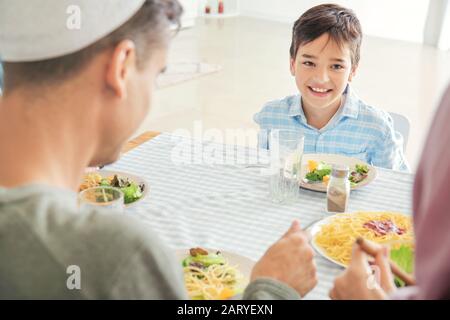 Famiglia musulmana che cena a casa Foto Stock