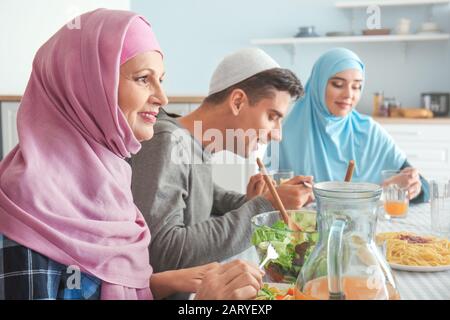 Famiglia musulmana che cena a casa Foto Stock