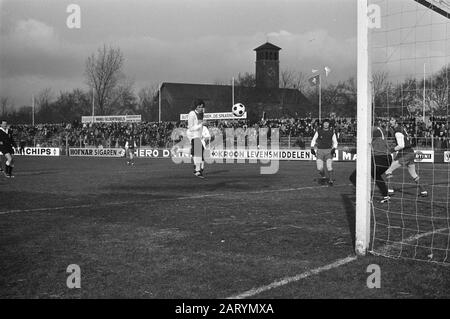 Incontro amichevole Haarlem contro Ajax, momento del gioco Data: 30 gennaio 1972 luogo: Haarlem Parole Chiave: Sport, calcio Nome istituzione: AJAX Foto Stock