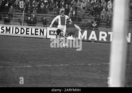 Incontro amichevole Haarlem contro Ajax, momento del gioco Data: 30 gennaio 1972 luogo: Haarlem Parole Chiave: Sport, calcio Nome istituzione: AJAX Foto Stock