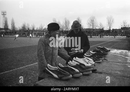 Incontro amichevole Haarlem contro Ajax, allenatore Kovacs (a sinistra) e Brand view parecchie scarpe da calcio Data: 30 gennaio 1972 luogo: Haarlem Parole Chiave: Sport, calcio Nome istituzione: AJAX Foto Stock