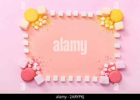 Cornice in zucchero e dolci su sfondo colorato Foto Stock