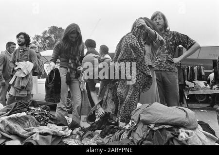 Abbigliamento usato su Waterlooplein, giovani alla ricerca di vestiti da Data: 2 agosto 1972 Ubicazione: Amsterdam, Noord-Holland Parole Chiave: Abbigliamento Foto Stock