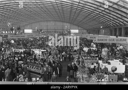 Due ruote RAI 76; panoramica della mostra Data: 25 febbraio 1976 Parole Chiave: Mostra Foto Stock