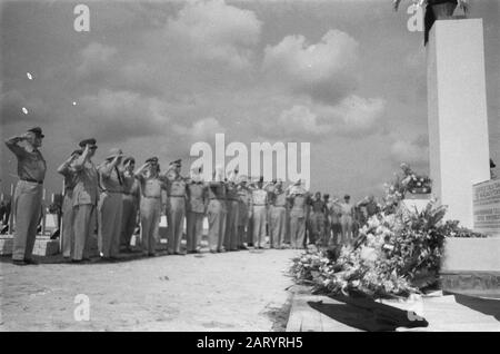 Campo onorario Tjililitan U-brigata dice addio ai suoi morti. I Partecipanti Salutano Data: 8 Novembre 1946 Luogo: Batavia, Indonesia, Jakarta, Indie Orientali Olandesi Foto Stock