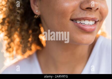 Close up sorridente volto di donna Foto Stock