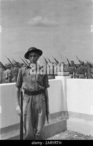 Campo onorario Tjililitan U-brigata dice addio ai suoi morti. Una Sentinella Data: 8 Novembre 1946 Luogo: Batavia, Indonesia, Jakarta, Indie Orientali Olandesi Foto Stock