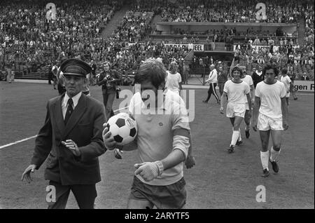 Feyenoord contro il FC Amsterdam; 4-0 per protesta contro un calcio di punizione controverso, portiere del FC Amsterdam Jongbloed cammina con la palla ai margini, per cui ottiene una carta Data: 24 agosto 1975 Località: Rotterdam, Sud-Olanda Parole Chiave: Arbitraggio, calcio, partite Nome personale: Jongbloed, Jan nome istituzione: Feyenoord Foto Stock
