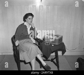 Numero del primo giornale cieco Data: 22 maggio 1958 Parole Chiave: Cieco, nastri sonori, giornali Foto Stock