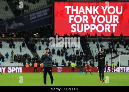 Londra, Regno Unito. 29th gennaio 2020. Il manager di Liverpool, Jurgen Klopp e il portiere di Liverpool, Alisson, applaudono ai tifosi dopo la partita della Premier League tra West Ham United e Liverpool allo stadio di Londra, Stratford, mercoledì 29th gennaio 2020. (Credit: Leila Coker | MI News) La Fotografia può essere utilizzata solo per scopi editoriali di giornali e/o riviste, licenza richiesta per uso commerciale Credit: Mi News & Sport /Alamy Live News Foto Stock