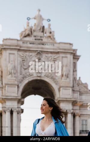 Donna sorridente di Rua Augusta Arch a Lisbona, Portogallo Foto Stock