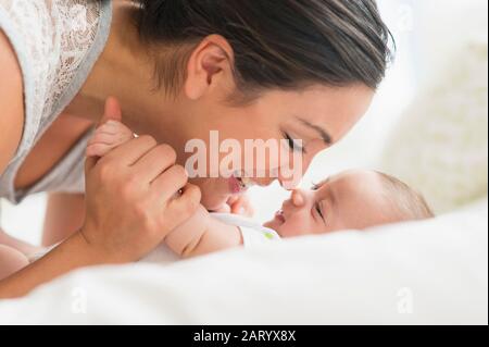 La madre gioca con baby boy (2-5 mesi) Foto Stock