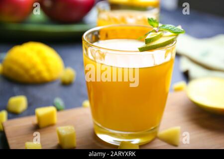 Bicchiere di gustoso succo di mango sul tavolo Foto Stock