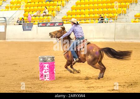 Lady rider in gara a botte in un'area coperta a Tamworth Australia. Foto Stock