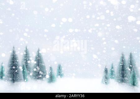 Neve che cade su ornamenti dell'albero di Natale Foto Stock