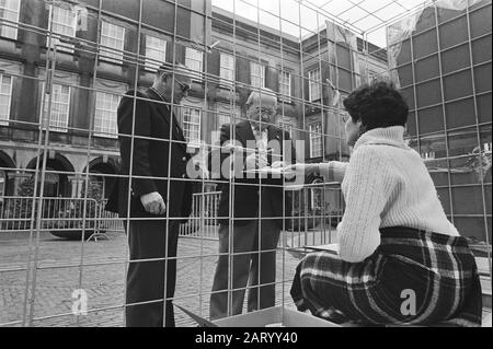 Donna ha dimostrato a Haagse Binnenhof contro la bioindustria e la conservazione della natura, la donna in una grande gabbia su Binnenhof Data: 3 ottobre 1980 posizione: Binnenhof, l'Aia, Zuid-Holland Parole Chiave: Dimostrazioni, gabbie, donne Foto Stock