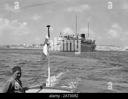 Viaggio in mare con MS Baloeran Vista da un pendio sulla nave passeggeri Baloeran sulla strada di Tangeri. RL sulla bandiera sta per Rotterdam Lloyd Annotazione: Questa foto fa parte di una serie di foto di un viaggio con la MS Baloeran del Rotterdam Lloyd Data: 1935 Località: Marocco, Tangeri Parole Chiave: Porti, navi Foto Stock
