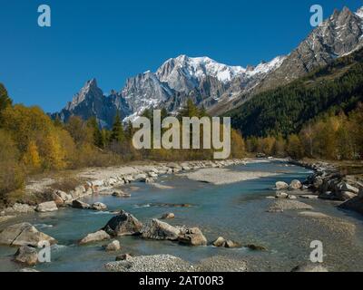 Montagna innevata di fiume in Valle d'Aosta, Italia Foto Stock